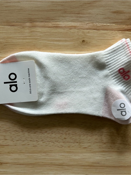 ALO Yoga Accessories - ALO Yoga Men’s Low-Cut Athletic Socks - White with Pink Accents